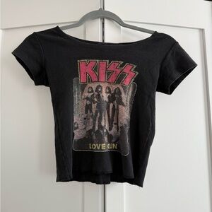 Boatneck Graphic Kiss Top